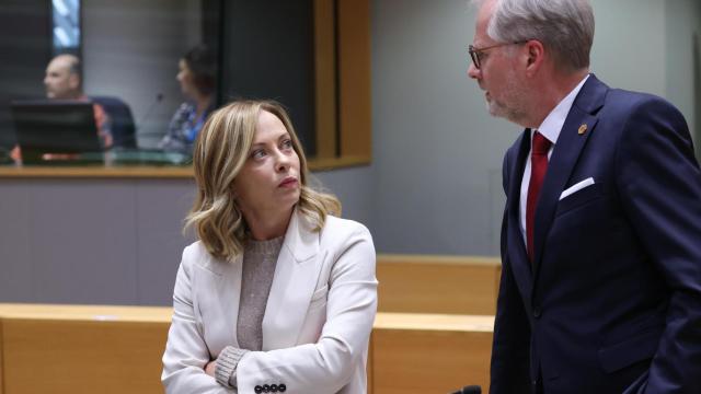 La primera ministra italiana, Giorgia Meloni, y el checo Peter Fiala, durante la cumbre del 17 de junio