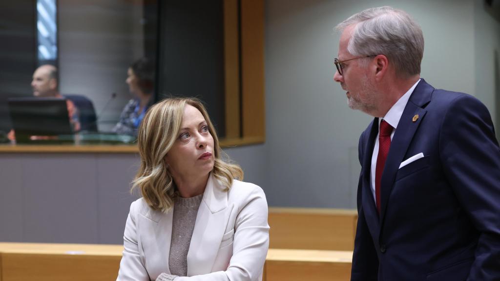 La primera ministra italiana, Giorgia Meloni, y el checo Peter Fiala, durante la cumbre del 17 de junio