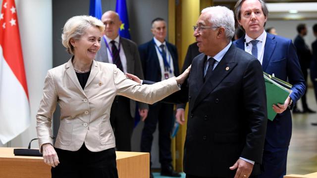 Von der Leyen saluda al ex primer ministro portugués António Costa, en un Consejo Europeo de diciembre de 2022.