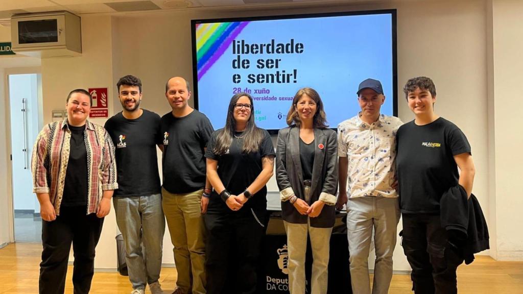 La diputada de Igualdade e Dereitos Civís, Soledad Agra, junto con miembros de ALAS Coruña y la productora Malas Herbas
