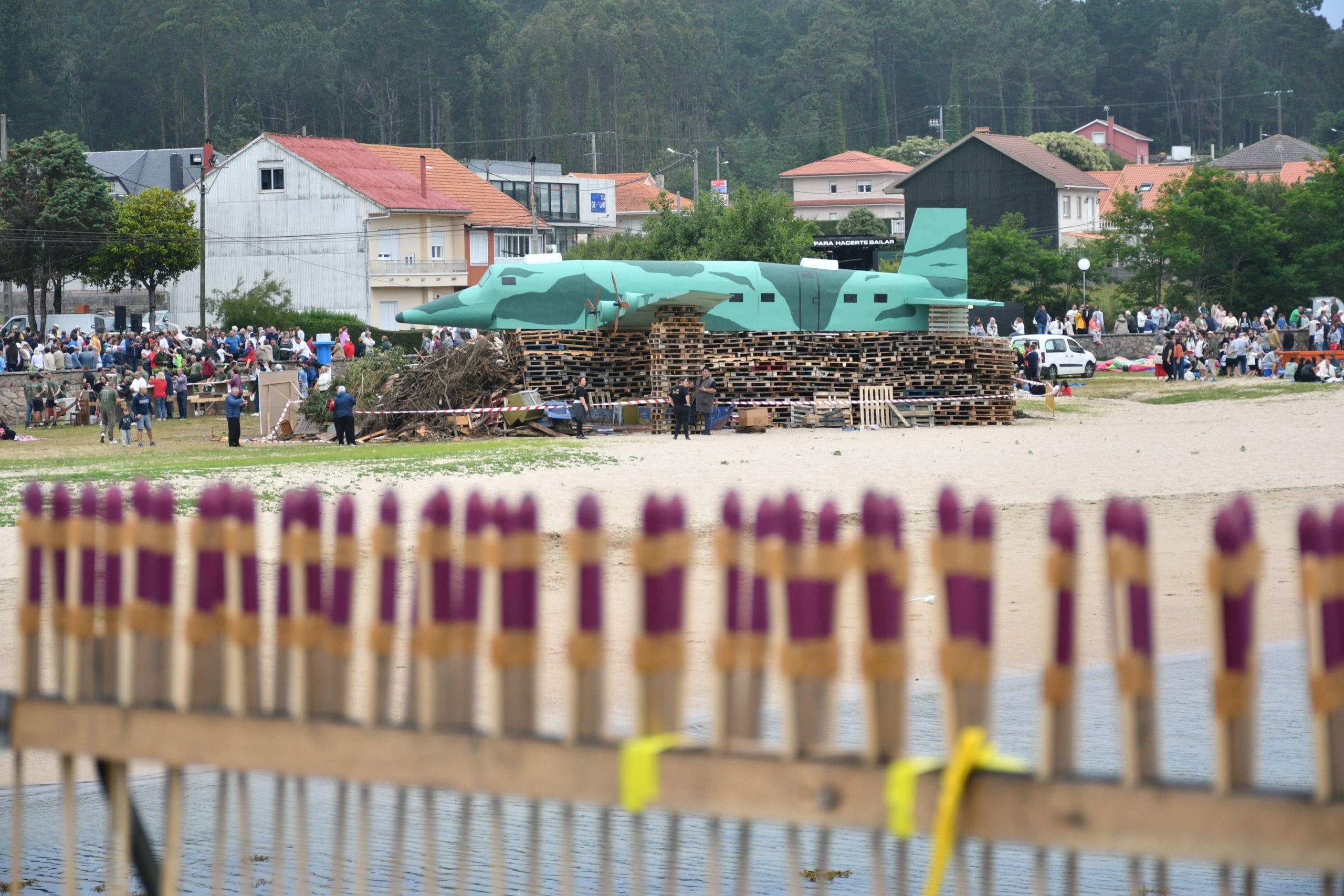 Montaje de la enorme hoguera de Lumarea 2024 con la réplica del aivón aleman (foto: Cedida)