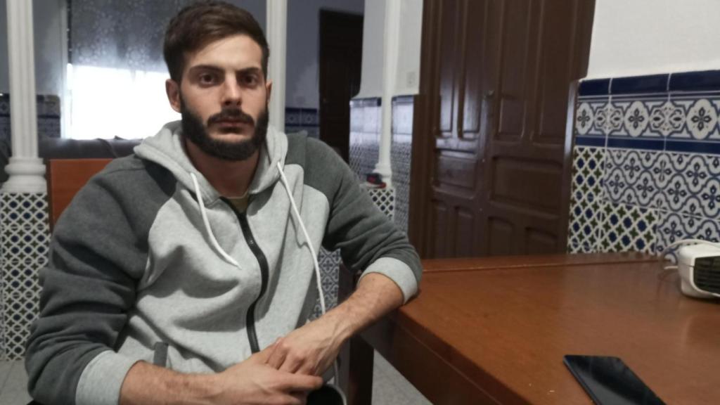 Francisco Javier Medina, el 6 de enero, en la casa que Manuel denuncia que le ha ocupado en Los Alcázares.