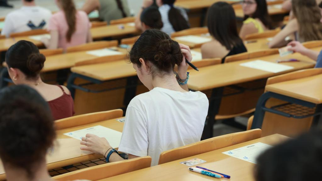 Un grupo de alumnos que acaba de terminar la Secundaria, en un examen.