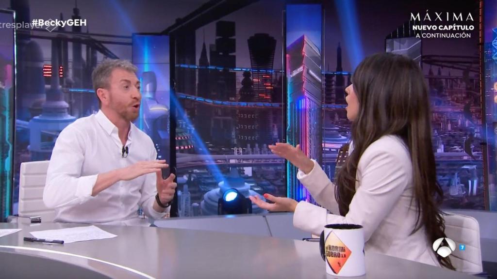 Pablo Motos y Becky G en 'El Hormiguero'.