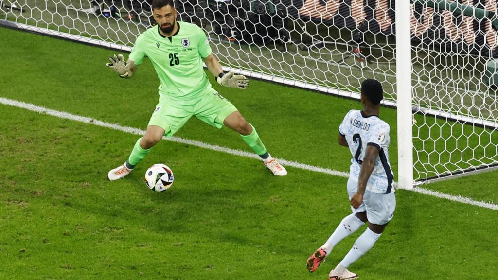 Mamardashvili, durante el partido contra Portugal.