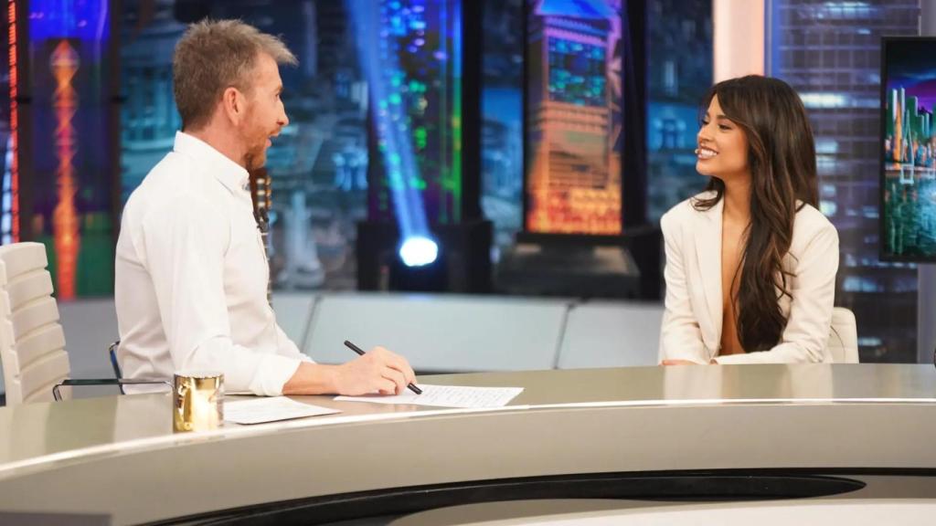 Pablo Motos y Becky G en 'El Hormiguero'.