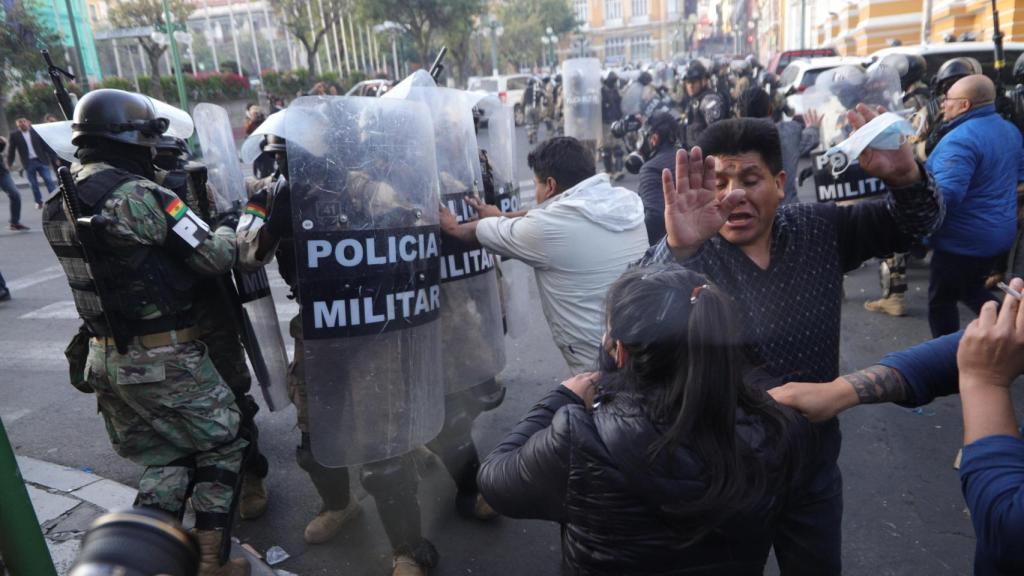 Seguidores del presidente Luis Arce se enfrentan a militares que tomaron el Palacio presidencial.