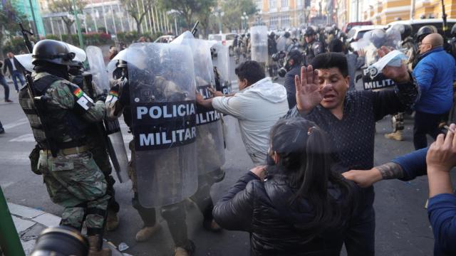 Seguidores del presidente Luis Arce se enfrentan a militares que tomaron el Palacio presidencial.
