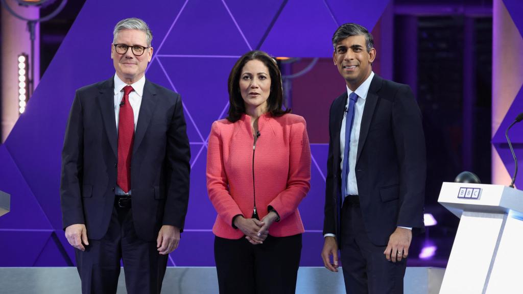 De izquierda a derecha: Keir Starmer, Mishal Husain (moderadora del debate) y Rishi Sunak.