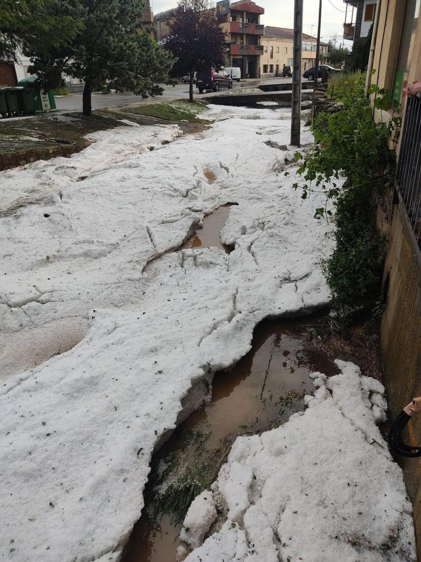 Imagen de cómo quedaron las calles de San Vitero y San Cristóbal de Aliste tras la tormenta