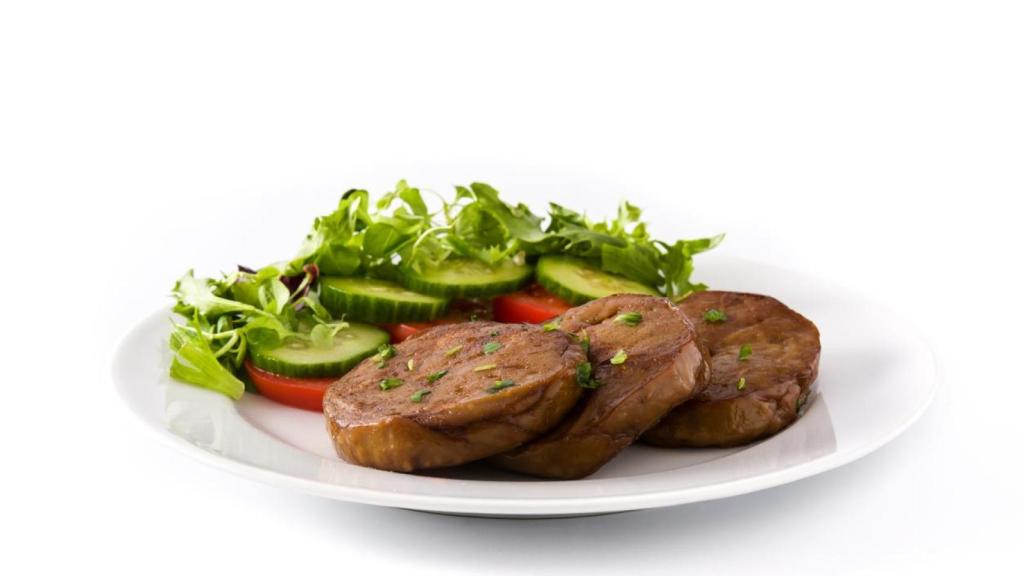 Plato de seitán con verduras.