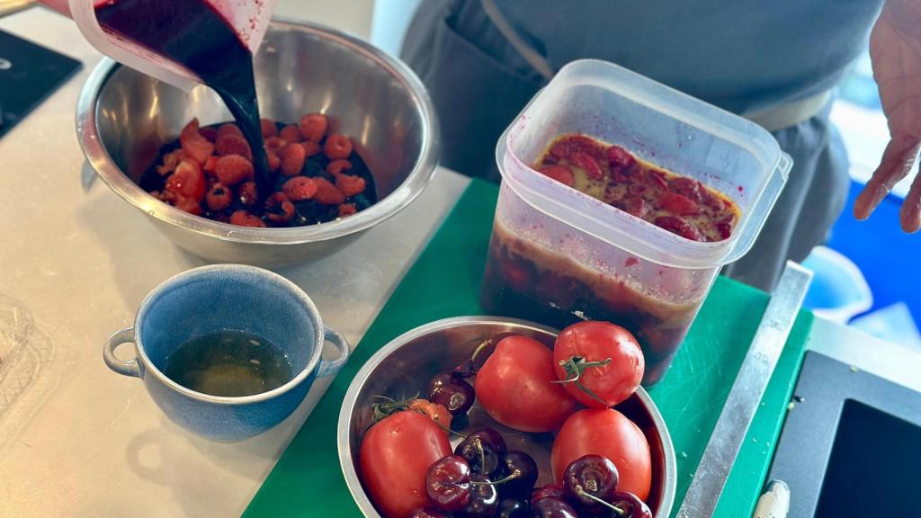 Los ingredientes del gazpacho a la derecha macerando desde el día anterior.