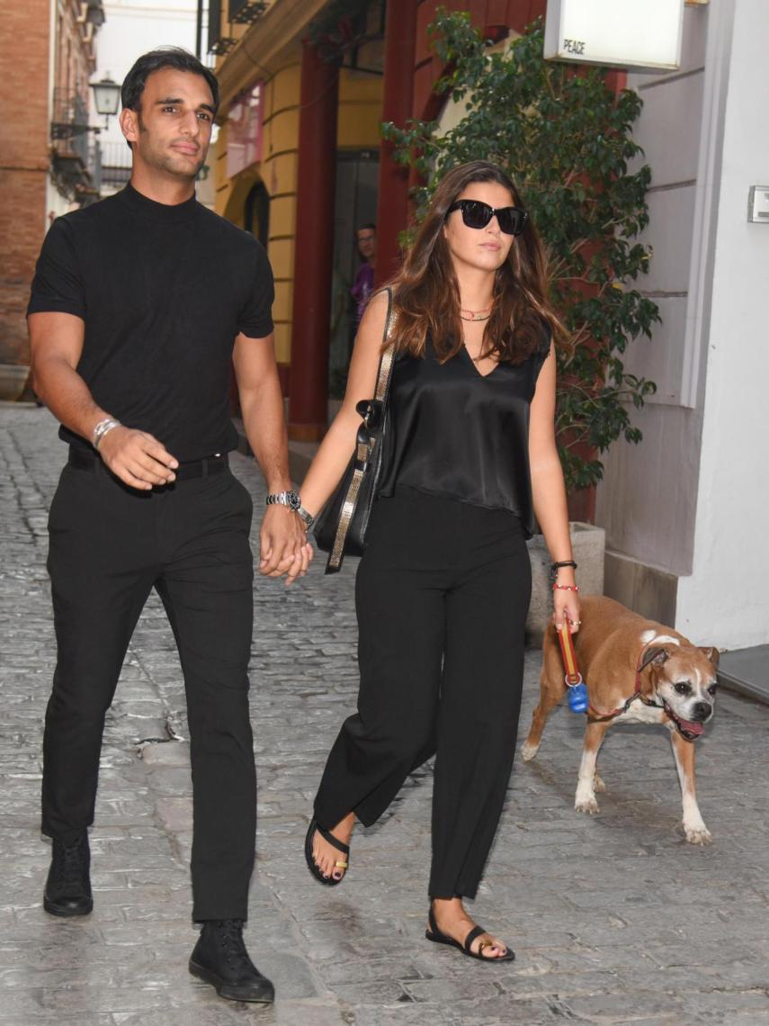 Tana y Manuel paseando a su mascota por Sevilla.