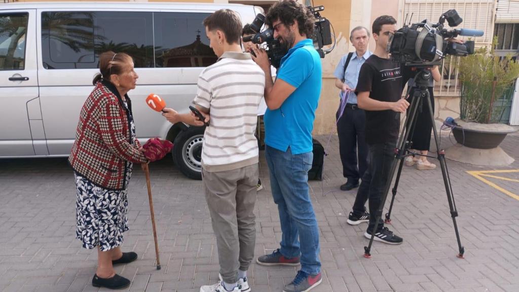 María, una vecina del matrimonio, este jueves, hablando con la televisión autonómica de Murcia, cerca de la casa del parricidio.