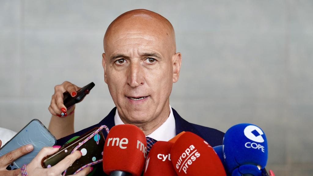 El alcalde de León, José Antonio Diez, durante una intervención ante los medios en la conmemoración del 25 aniversario del aeropuerto de la capital leonesa, este jueves