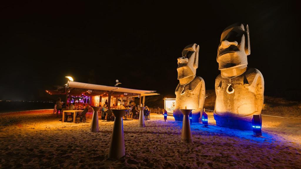 Chiringuito Oli Ba Ba de noche, en la playa de Oliva (Valencia). EE
