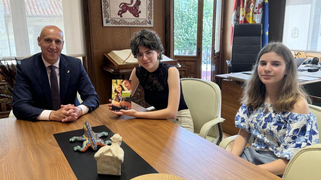 El alcalde de León, junto a María Lorezno