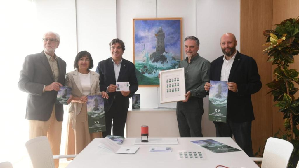 Presidente de Autoridad Portuaria, Martín Fernández Prado; Rosa López Couselo, en representación de la Oficina Principal de Correos en A Coruña; el presidente de la Sociedad Filatélica de A Coruña, José Luis Rey; y el artista coruñés Miguelanxo Prado