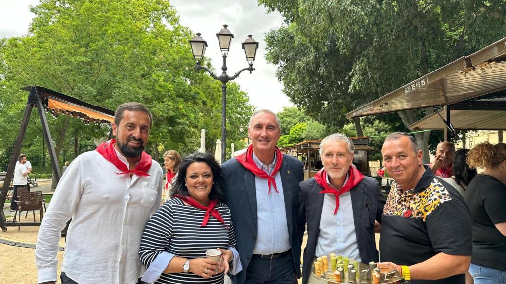 El alcalde, José Mazarías, se encuentran la presidenta de FESTUR, Rocío Ruíz, el presidente de HOTUSE, Jesús Castellanos, y el presidente de la FES, Andrés Ortega, entre otros