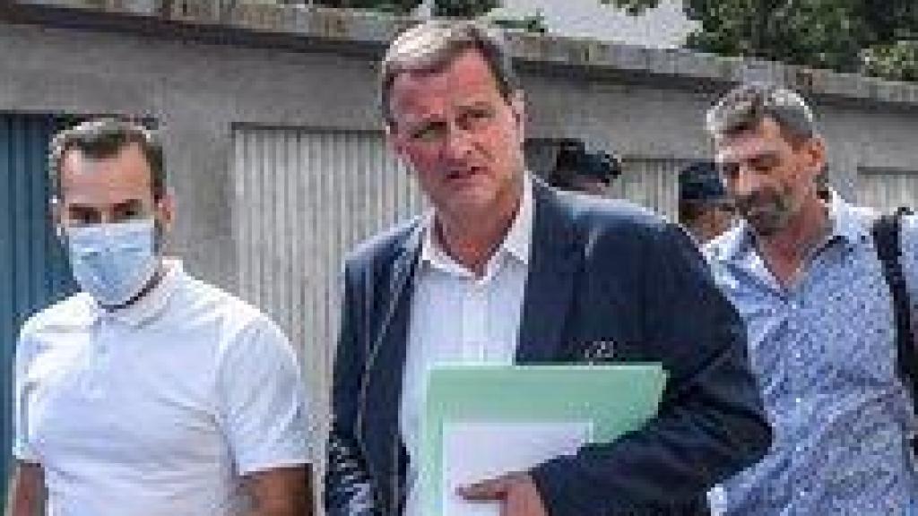 Louis Aliot recorre las calles de Perpiñán durante la pandemia.