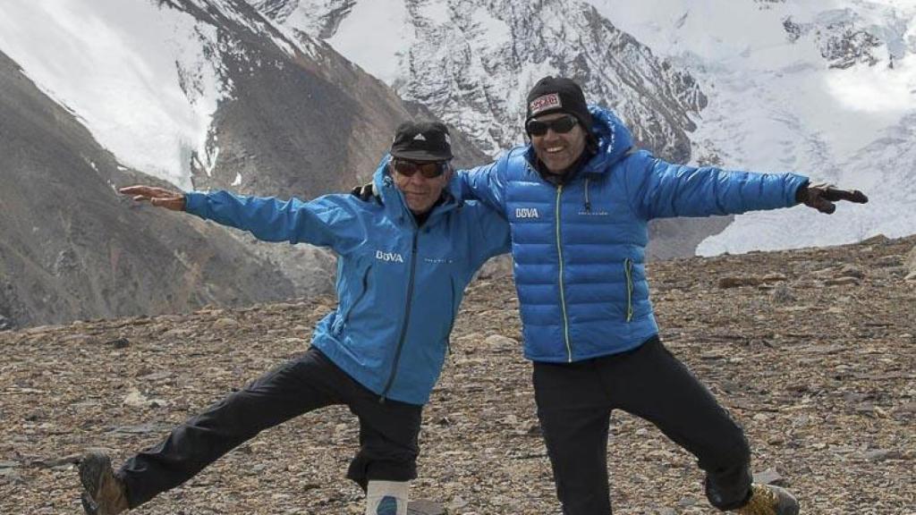 Carlos Martínez, director deportivo de la expedición, junto al alpinista español Carlos Soria.