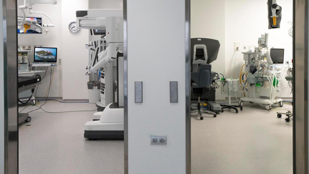 Dotación quirúrgica del IVO con dos robots 'Da Vinci Xi'. EE