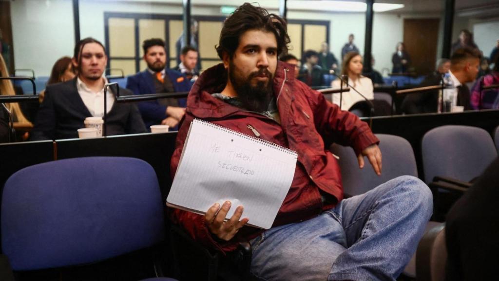 Fernando Sabag Montiel muestra un mensaje que dice me tienen secuestrado, mientras asiste al juicio contra Nicolás Carrizo y Brenda Uliarte, acusados de tentativa de homicidio agravado como coautores de la expresidenta argentina Cristina Kirchner de Fernández.