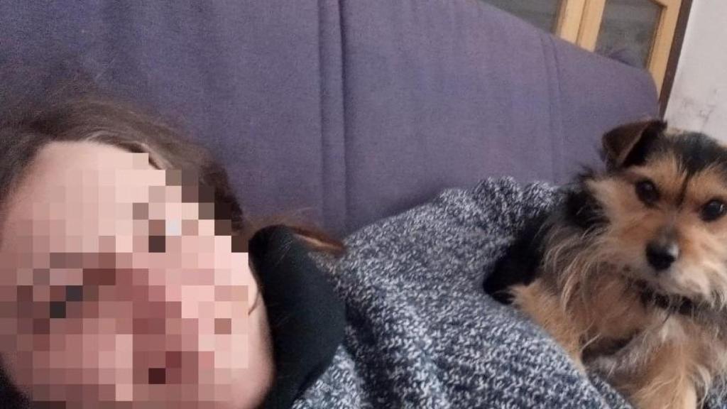 Emara junto a su mascota.