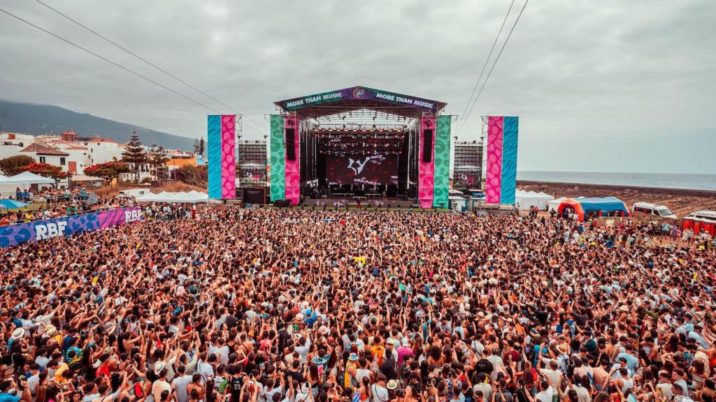 Miles de amantes de la música urbana se concentran en el RBF de Benidorm.