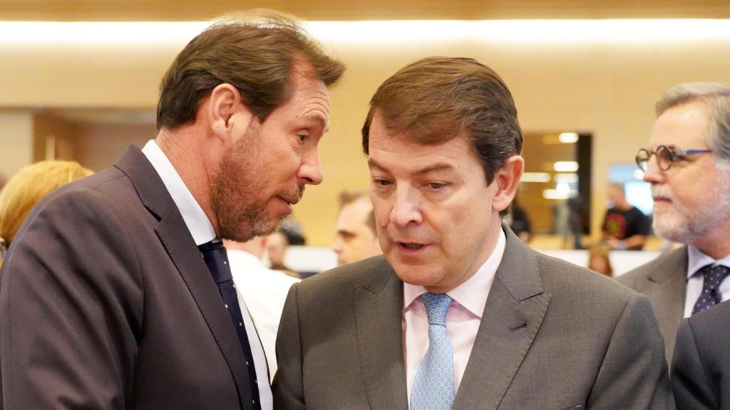 El ministro de Transportes y Movilidad Sostenible, Óscar Puente, y el presidente de la Junta, Alfonso Fernández Mañueco, en una imagen de archivo