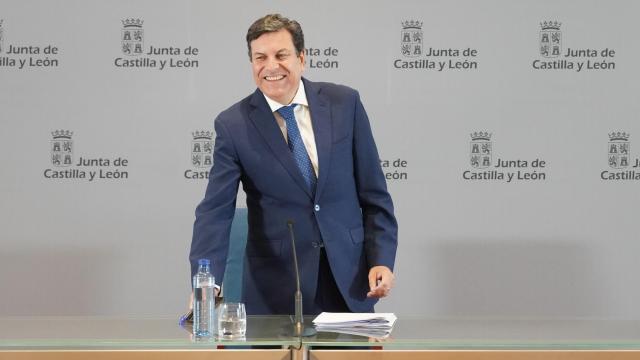 El consejero de Economía y Hacienda y portavoz, Carlos Fernández Carriedo, comparece en rueda de prensa posterior al Consejo de Gobierno