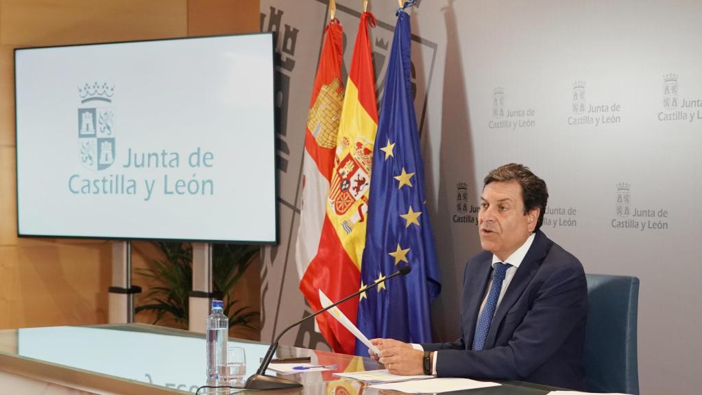 El consejero de Economía y Hacienda y portavoz, Carlos Fernández Carriedo, comparece en rueda de prensa posterior al Consejo de Gobierno