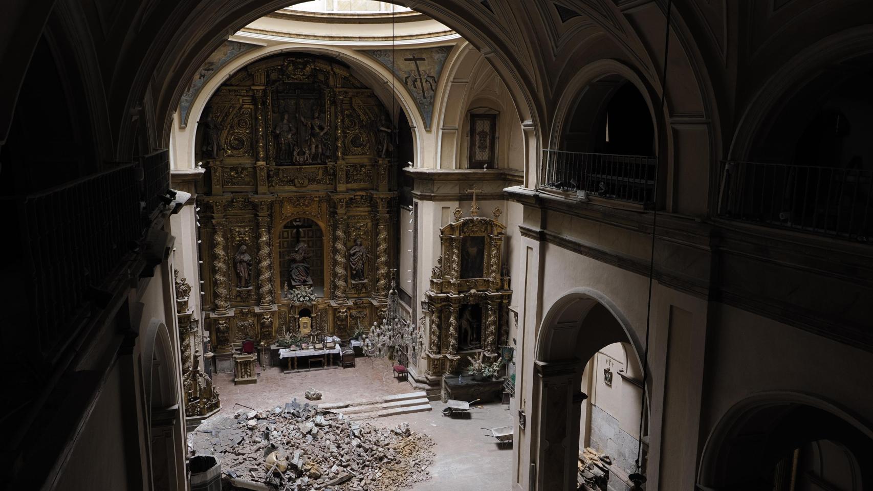 En el interior de la Iglesia de la Vera Cruz tras el derrumbe