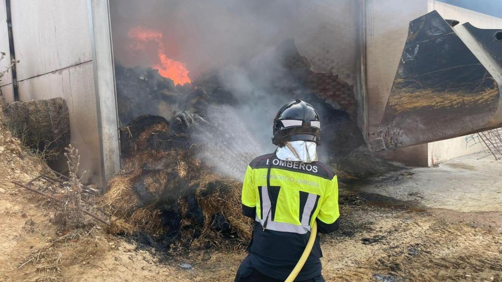 Los bomberos apagan un incendio en una nave de Argujillo
