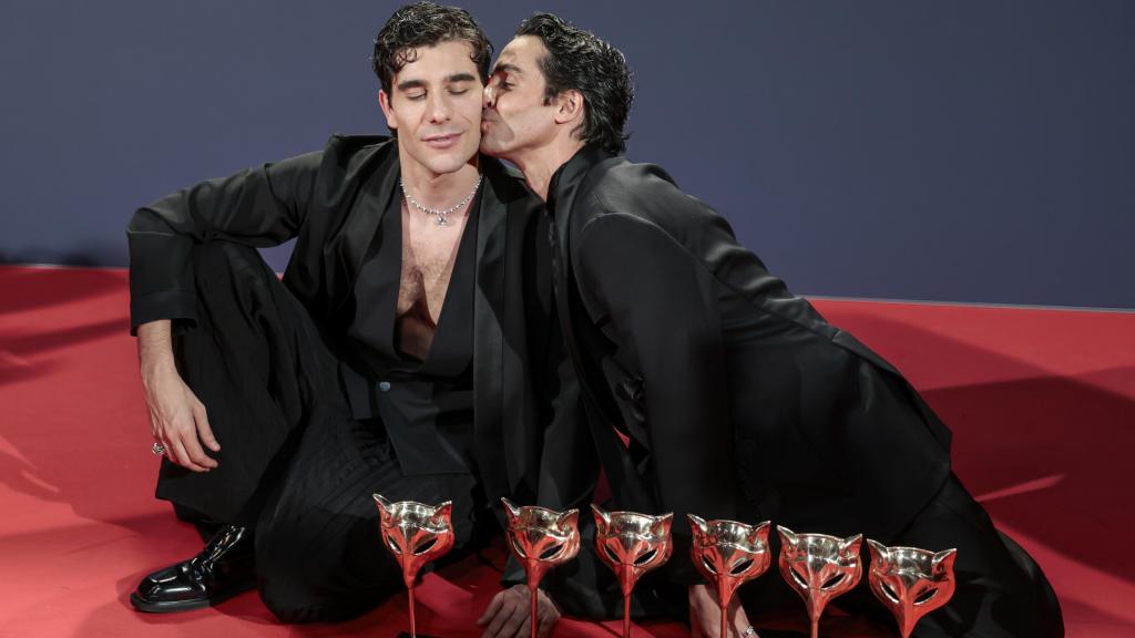 Javier Calvo y Javier Ambrossi después de la gala de los Premios Feroz.