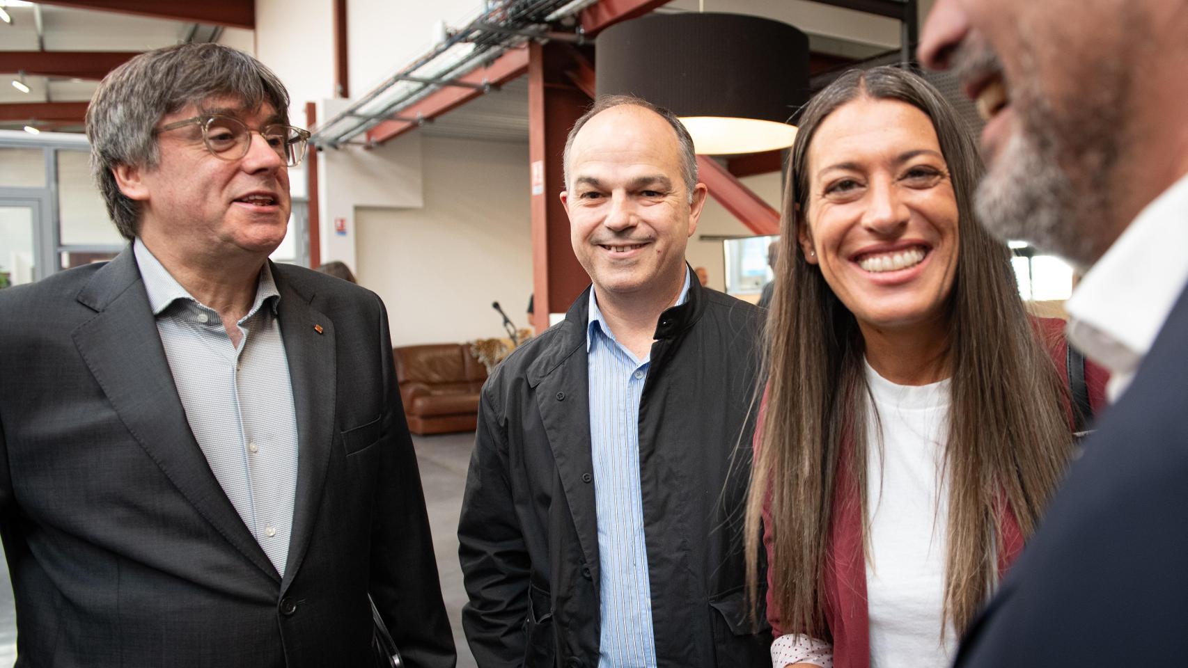 Carles Puigdemont, reunido con los dirigentes de Junts Jordi Turull y Míriam Nogueras, en Perpiñán (Francia).