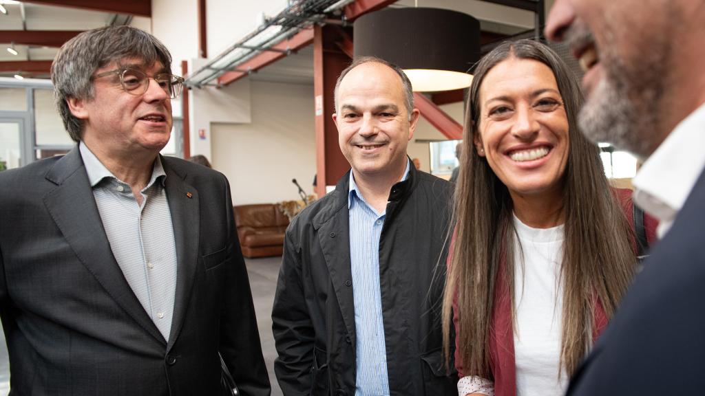 Carles Puigdemont, reunido con los dirigentes de Junts Jordi Turull y Míriam Nogueras, en Perpiñán (Francia).