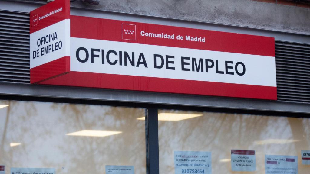 Un cartel de una oficina del SEPE de Móstoles, Madrid.