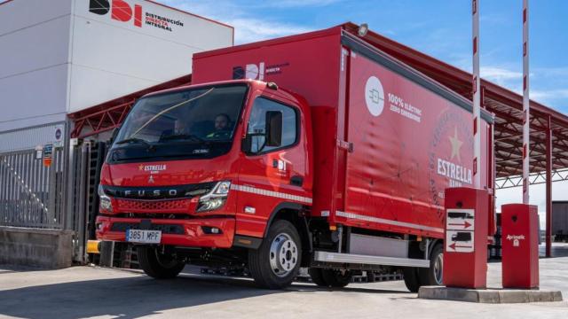 Camión de un distribuidor de Damm.