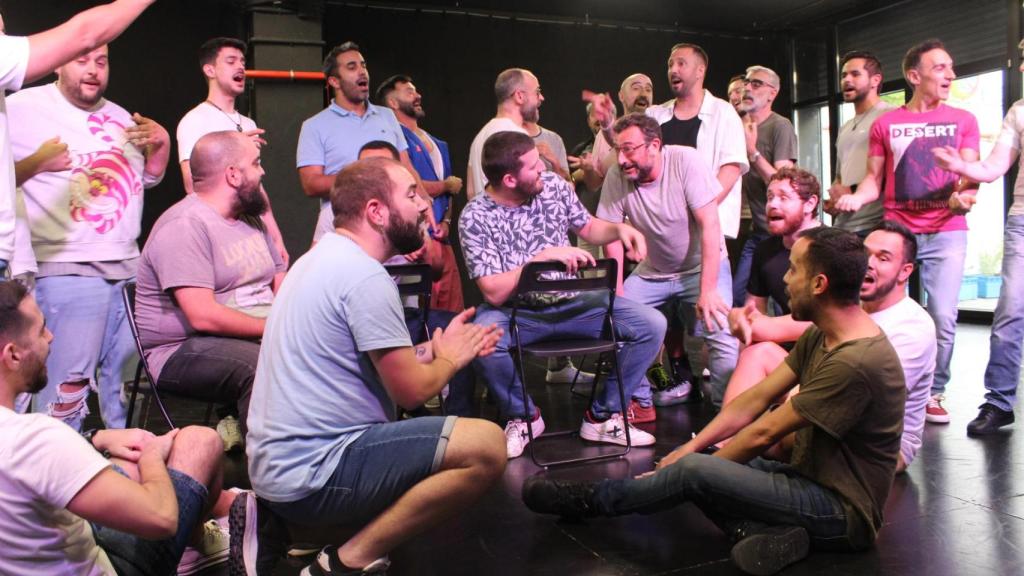 El Coro de Hombres Gays de Madrid cantando la 'Tusa' de Karol G en uno de sus ensayos.