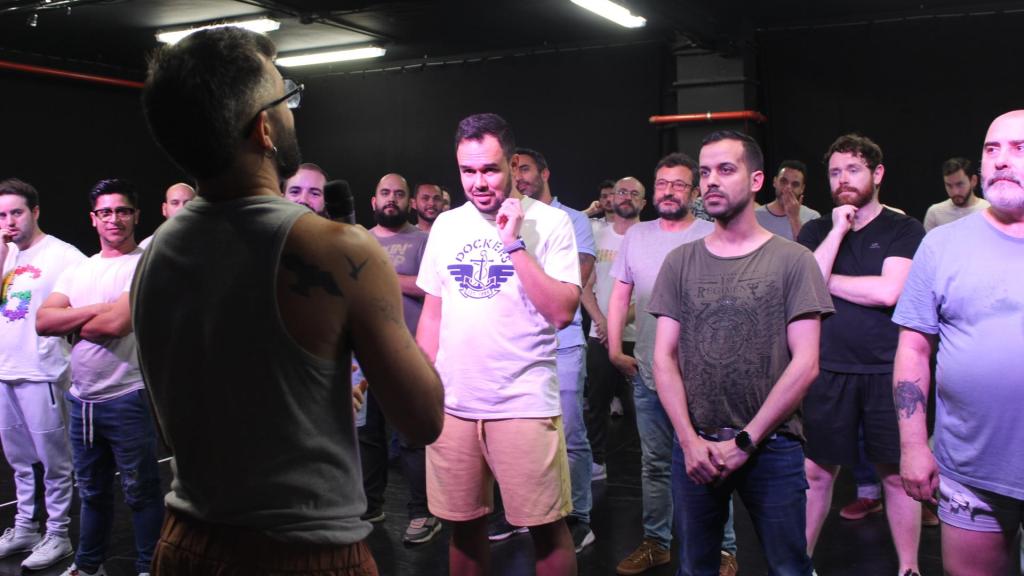 El Coro de Hombres Gays ensayando pasos para su espectáculo 'Encantados' con el coreógrafo, que también pertenece al grupo.