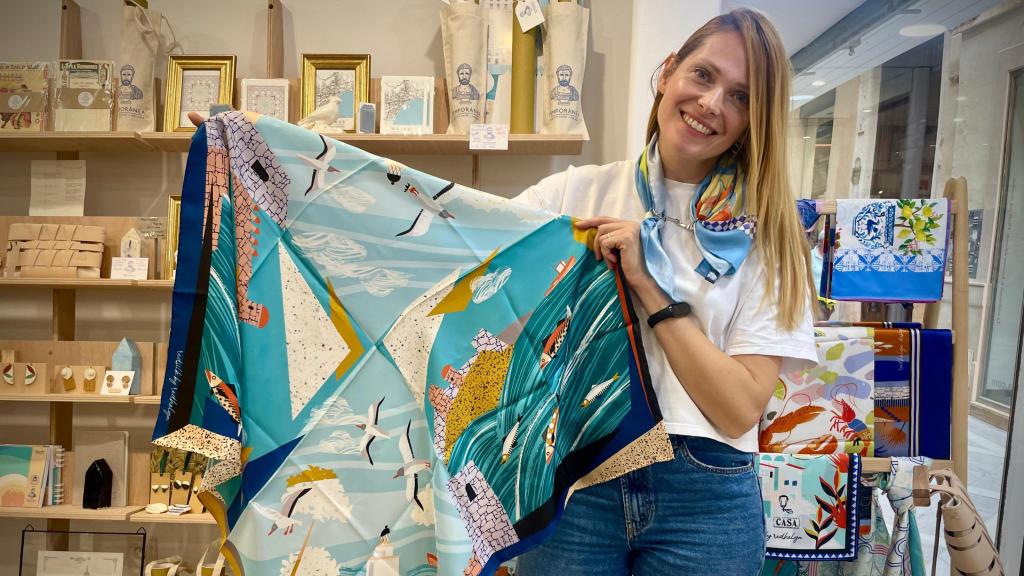 Olga, con su pañuelo inspirado en Málaga.