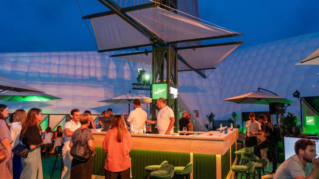 El interior de la Seekers Boat que ha instalado San Miguel en el puerto de Málaga.