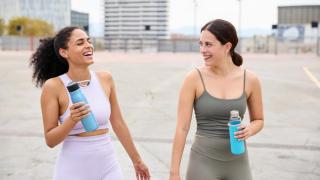 'Mindful walking night': la forma de caminar recomendada por Harvard para perder peso que triunfa en España