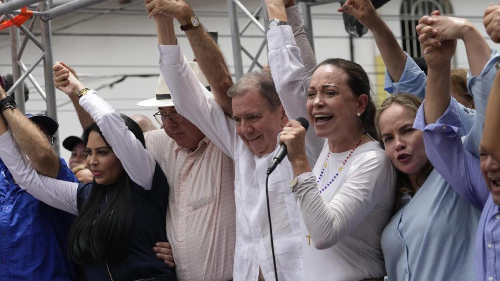 González Urrutia, candidato opositor en Venezuela, de la mano de María Corina Machado, en un acto de campaña.