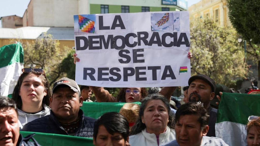 Manifestantes en apoyo de la democracia en Bolivia tras el intento de golpe de Estado