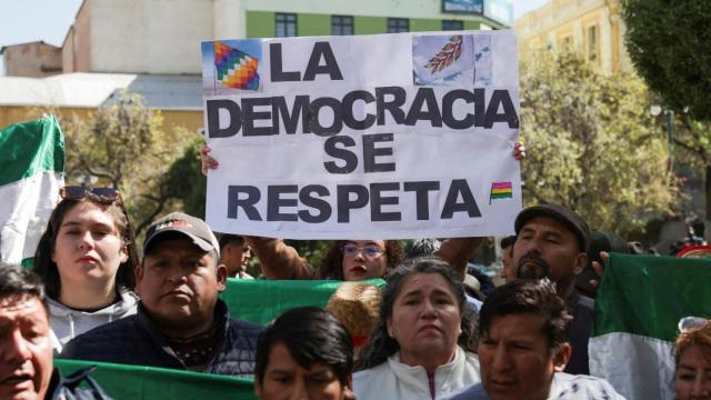 Manifestantes en apoyo de la democracia en Bolivia tras el intento de golpe de Estado