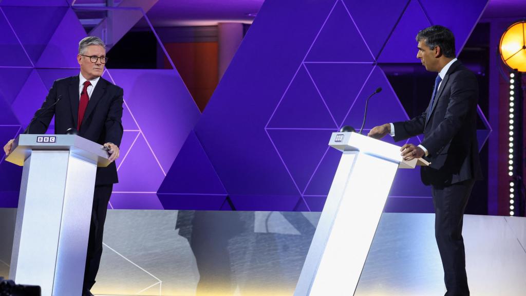 A la izquierda Keir Starmer, líder del partido laborista. Y a la derecha el primer ministro británico, Rishi Sunak, durante el debate de la BBC.