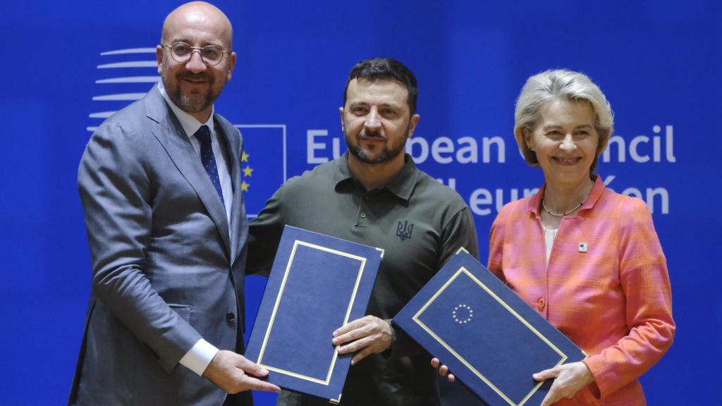 Charles Michel, Volodímir Zelenski y Ursula von der Leyen, durante la firma del acuerdo de seguridad entre Ucrania y la UE
