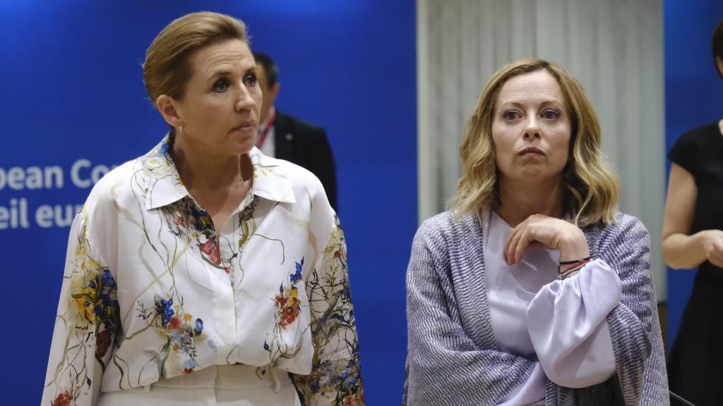 La primera ministra italiana, Giorgia Meloni, y la danesa Mette Frederiksen, durante la cumbre de este jueves en Bruselas